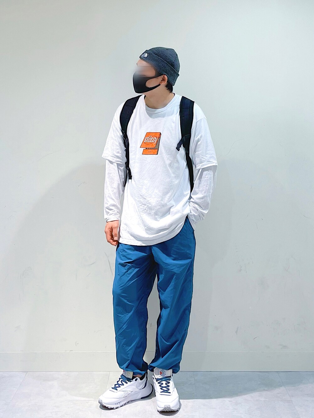 ホワイト系のTシャツ/カットソー、ホワイト系のTシャツ/カットソー、ホワイト系のスニーカーを着用したメンズの春コーディネートの2枚目の写真