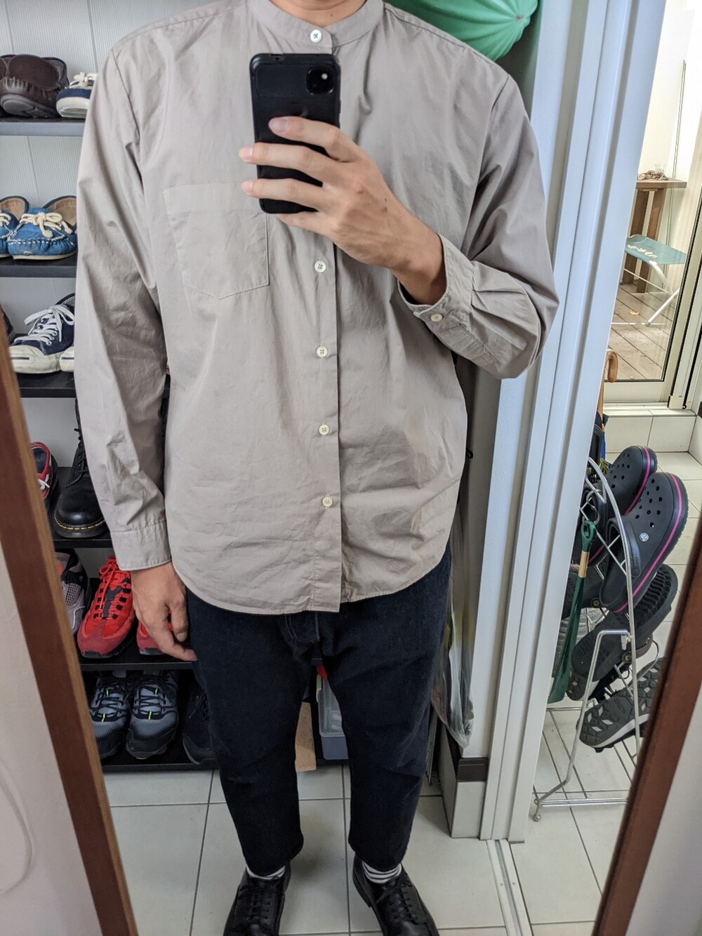 ブルー系のデニムパンツ、ブラック系のドレスシューズ、グリーン系のその他アウターを着用したメンズの秋コーディネートの2枚目の写真