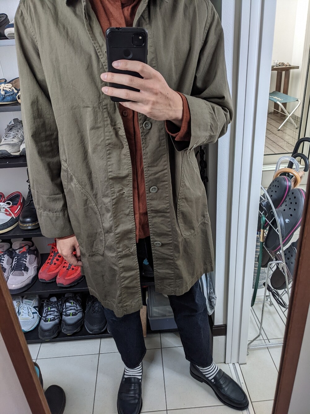 グリーン系のその他アウター、ブルー系のデニムパンツ、ブルー系のローファーを着用したメンズの春コーディネートの2枚目の写真