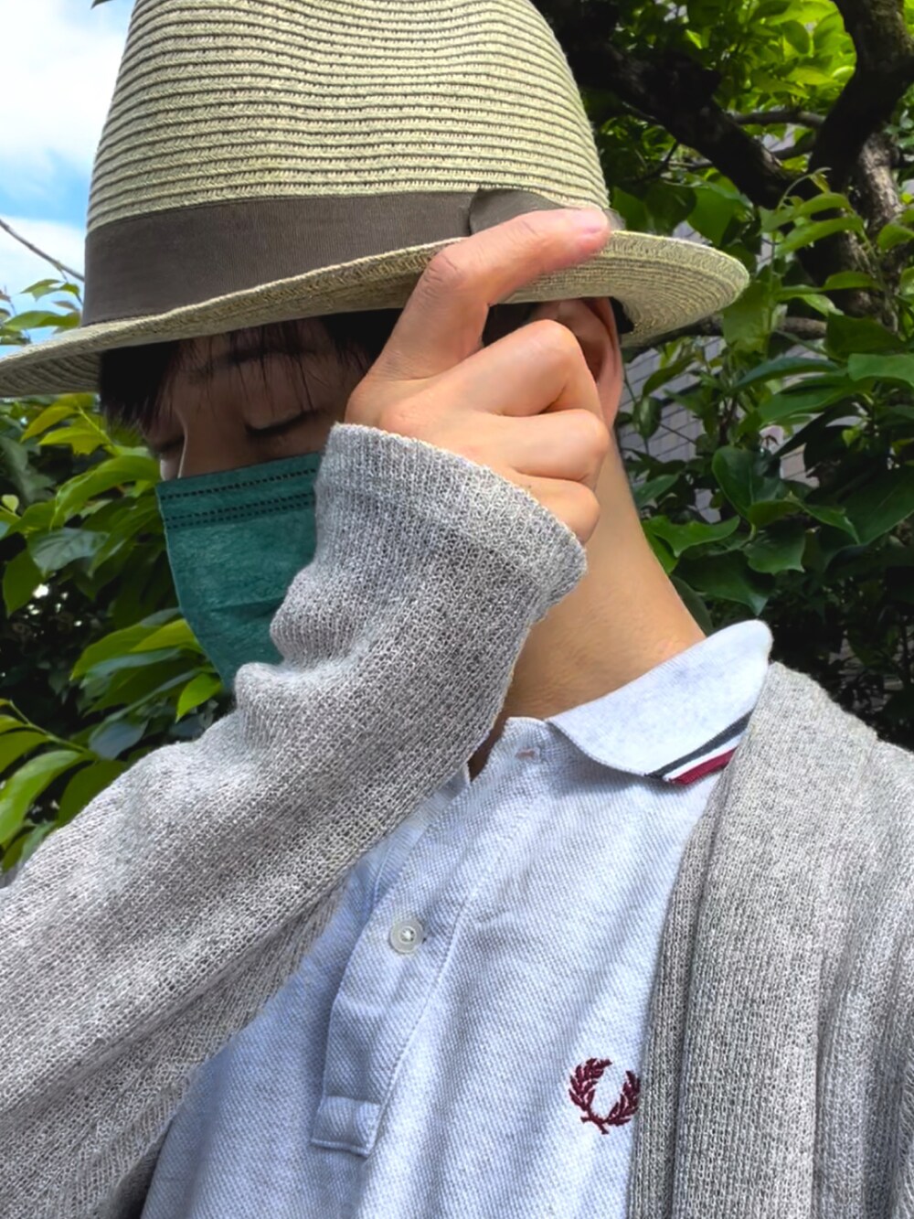 グリーン系のスニーカー、ブラウン系のパンツ、ベージュ系のカーディガン/ボレロを着用したメンズの春コーディネートの4枚目の写真