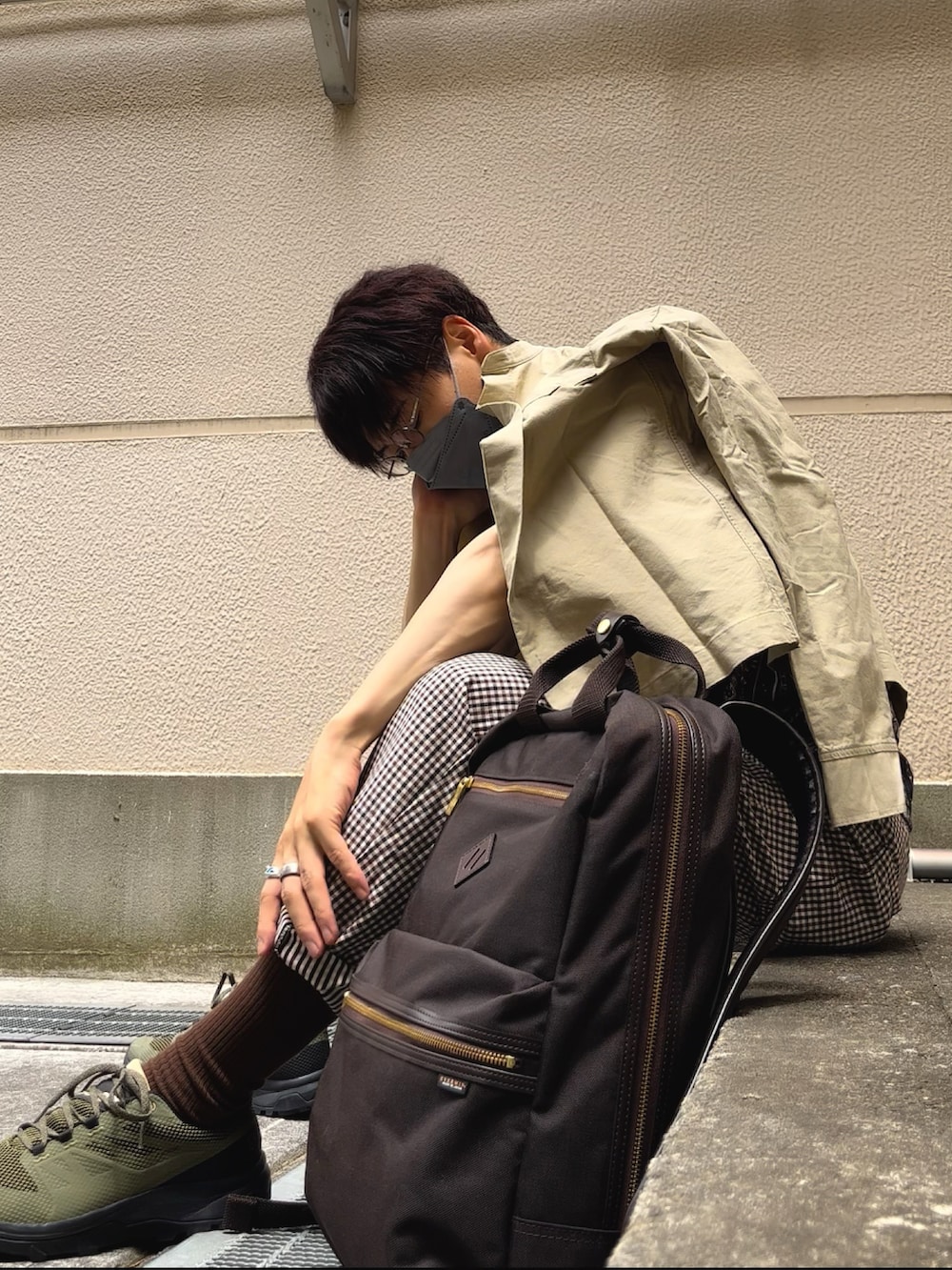 グリーン系のレインシューズ、ブラウン系のパンツ、ベージュ系のシャツ/ブラウスを着用したメンズの夏コーディネートの4枚目の写真