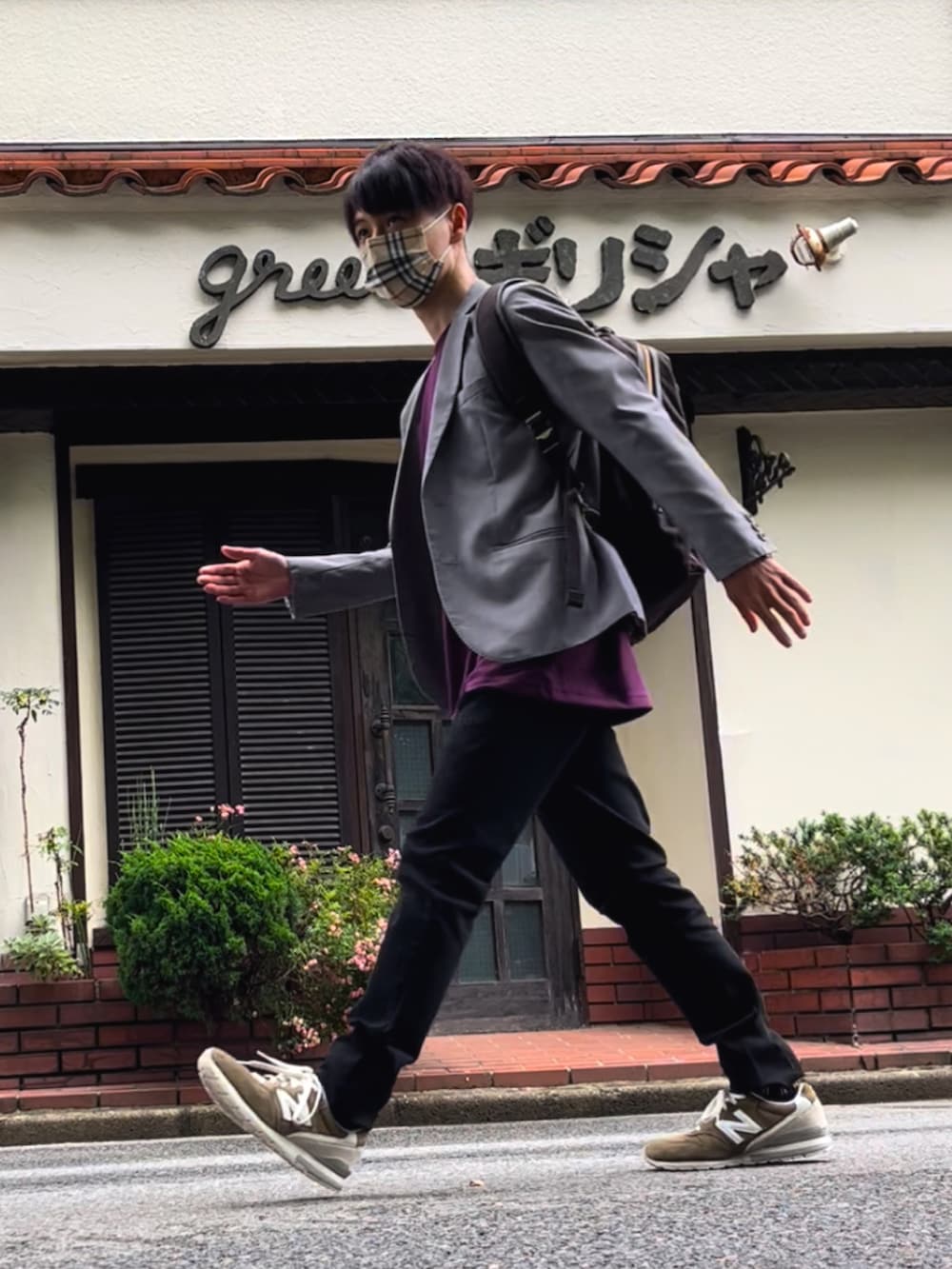 ブラック系のチノパンツ、ブラウン系のバックパック/リュック、グレー系のテーラードジャケットを着用したメンズの夏コーディネートの2枚目の写真