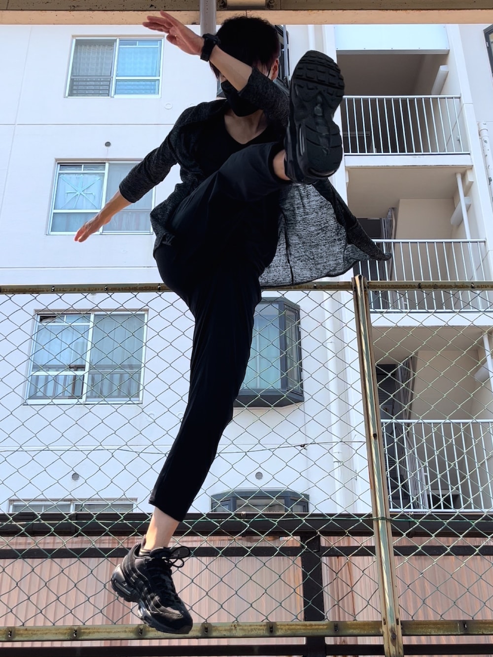 ブラック系のカーディガン/ボレロ、ブラック系のスニーカー、ブラック系のパンツを着用したメンズの夏コーディネートの3枚目の写真