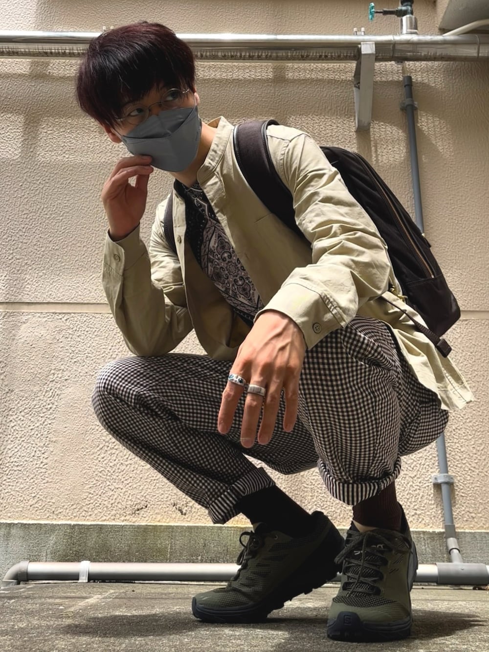 グリーン系のレインシューズ、ブラウン系のパンツ、ベージュ系のシャツ/ブラウスを着用したメンズの夏コーディネートの2枚目の写真