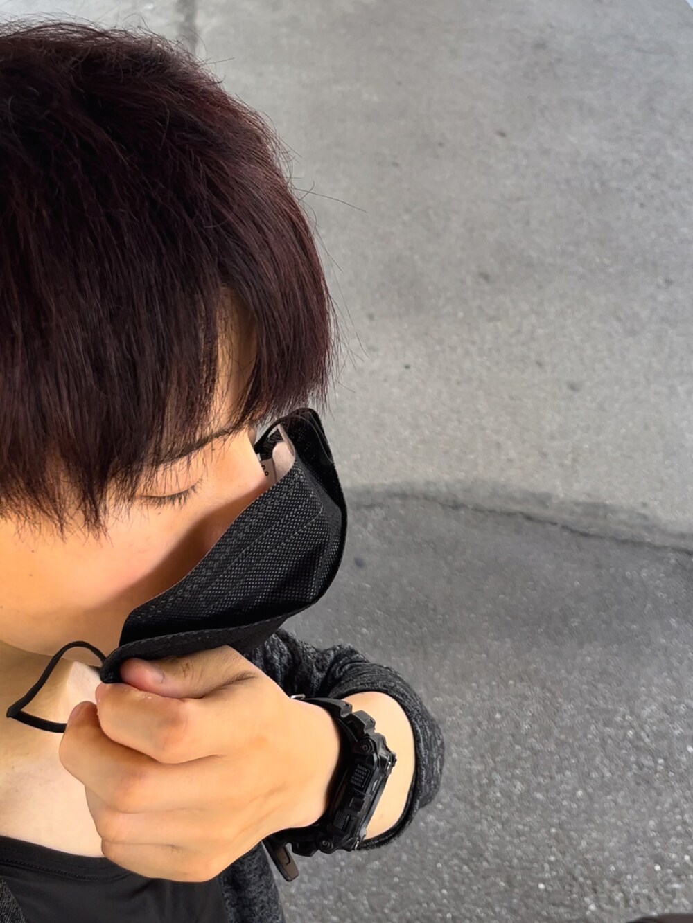 ブラック系のカーディガン/ボレロ、ブラック系のスニーカー、ブラック系のパンツを着用したメンズの夏コーディネートの4枚目の写真