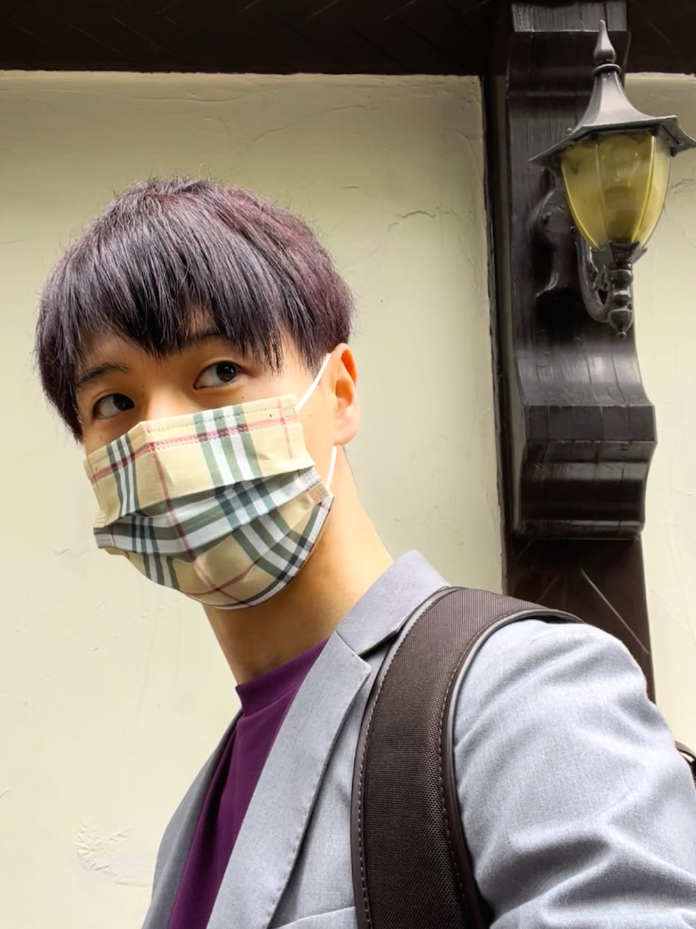 ブラック系のチノパンツ、ブラウン系のバックパック/リュック、グレー系のテーラードジャケットを着用したメンズの夏コーディネートの3枚目の写真