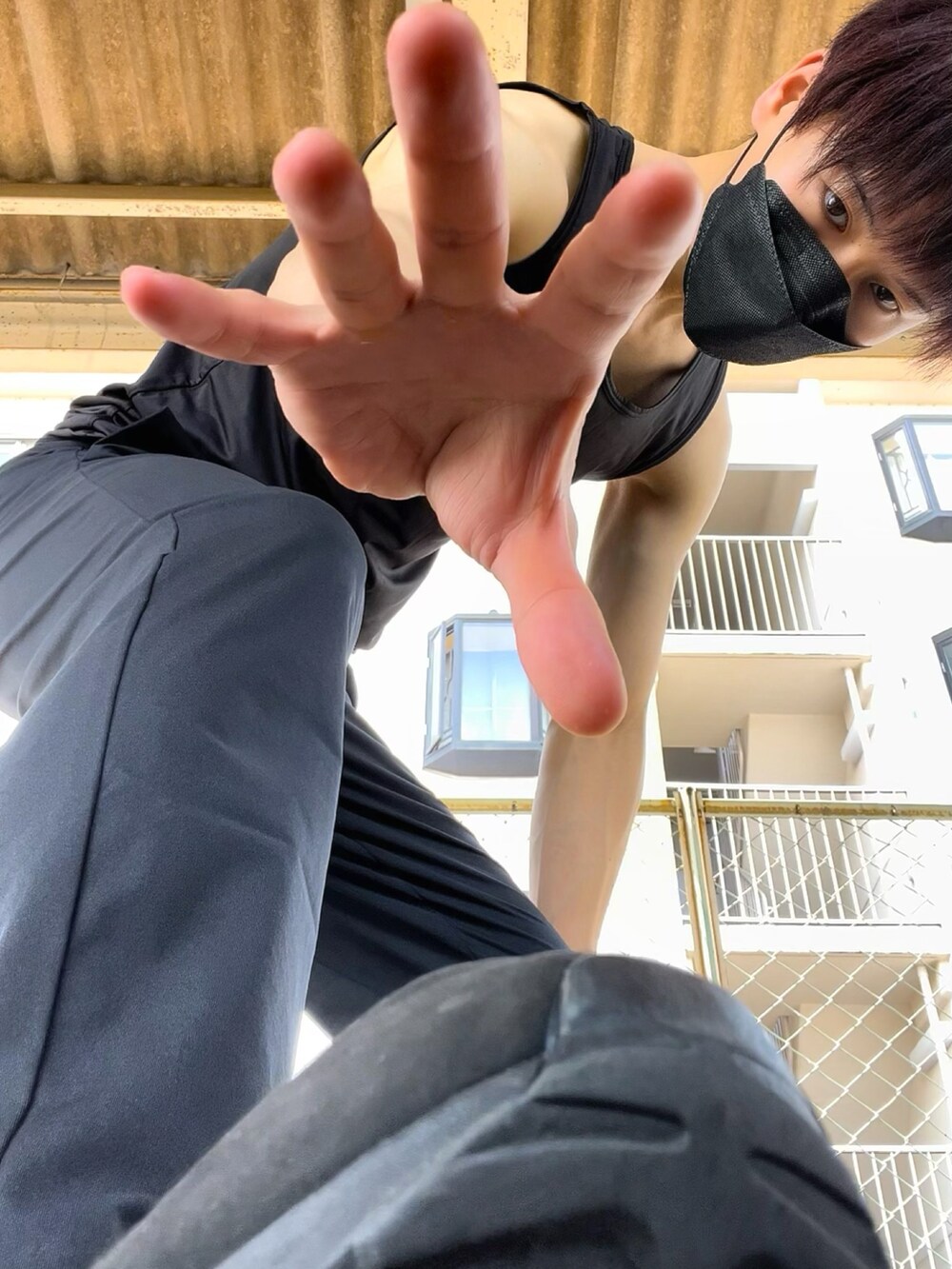 ブラック系のカーディガン/ボレロ、ブラック系のスニーカー、ブラック系のパンツを着用したメンズの夏コーディネートの5枚目の写真