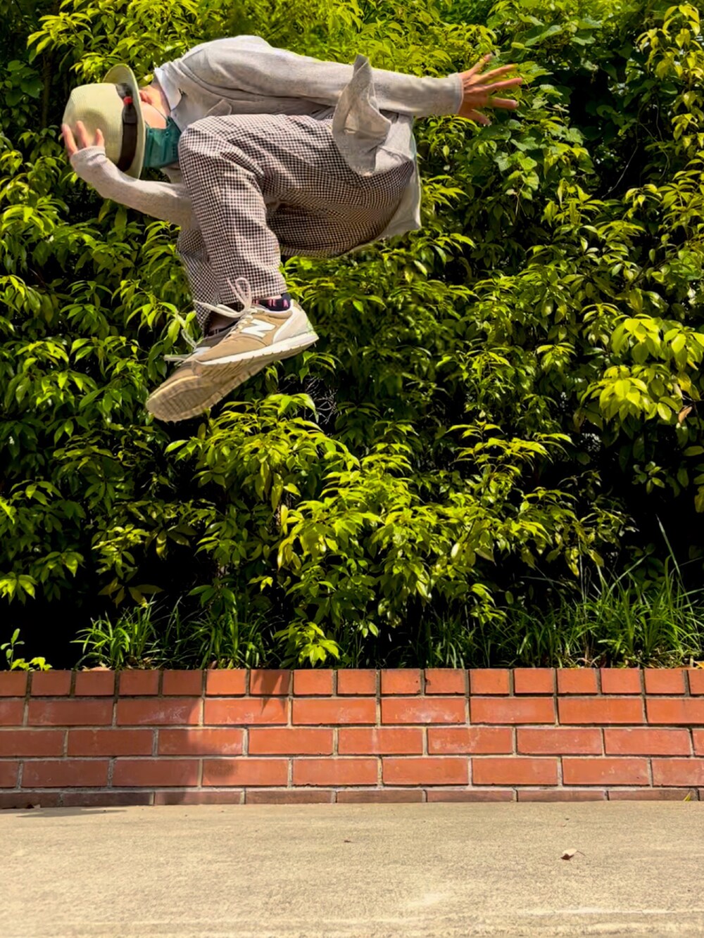 グリーン系のスニーカー、ブラウン系のパンツ、ベージュ系のカーディガン/ボレロを着用したメンズの春コーディネートの5枚目の写真