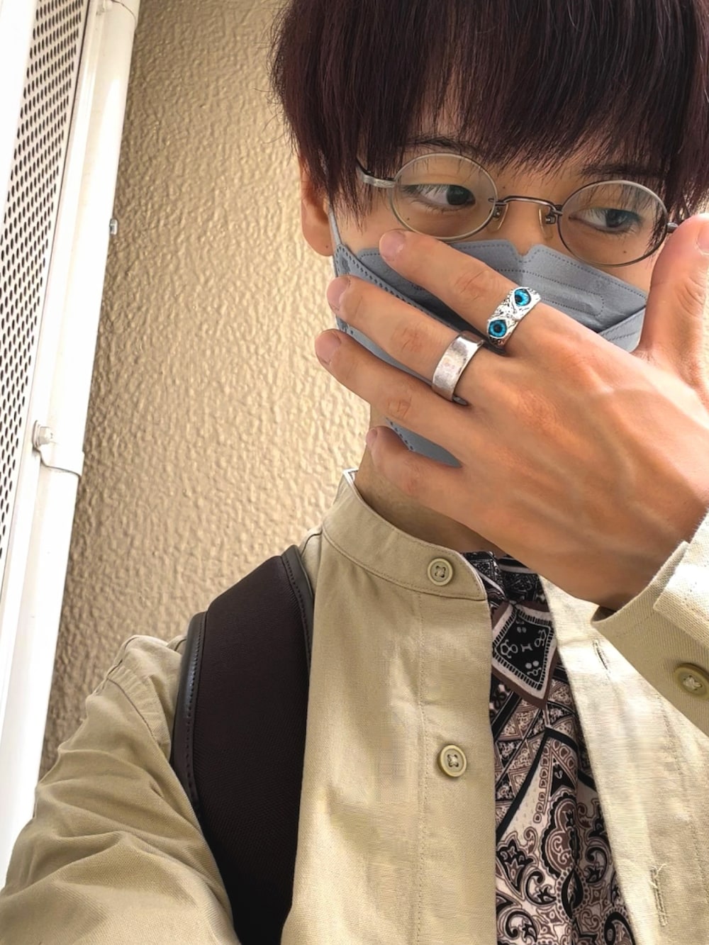 グリーン系のレインシューズ、ブラウン系のパンツ、ベージュ系のシャツ/ブラウスを着用したメンズの夏コーディネートの3枚目の写真