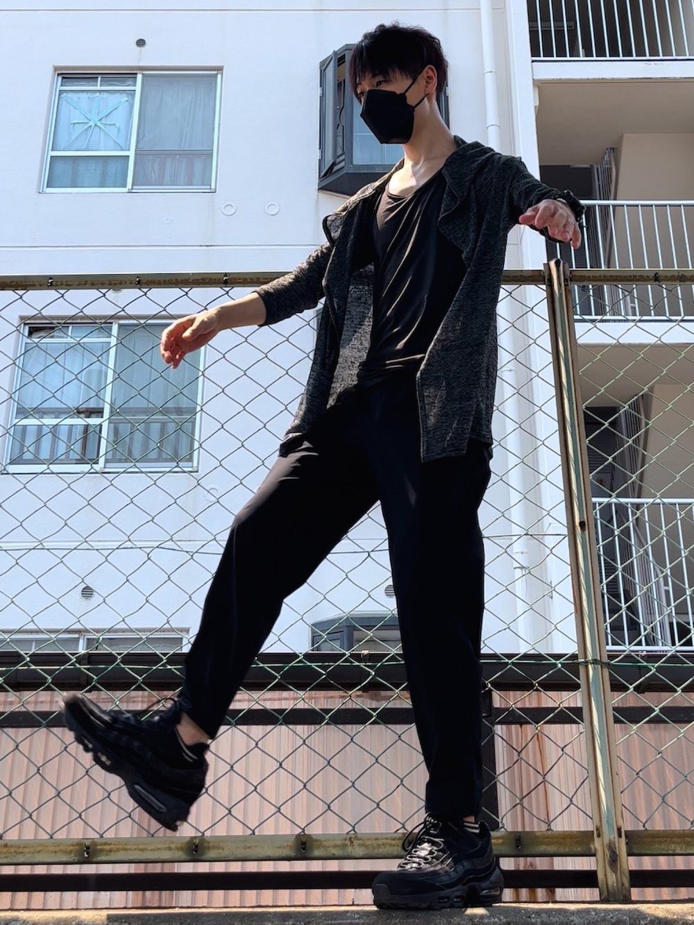 ブラック系のカーディガン/ボレロ、ブラック系のスニーカー、ブラック系のパンツを着用したメンズの夏コーディネートの2枚目の写真