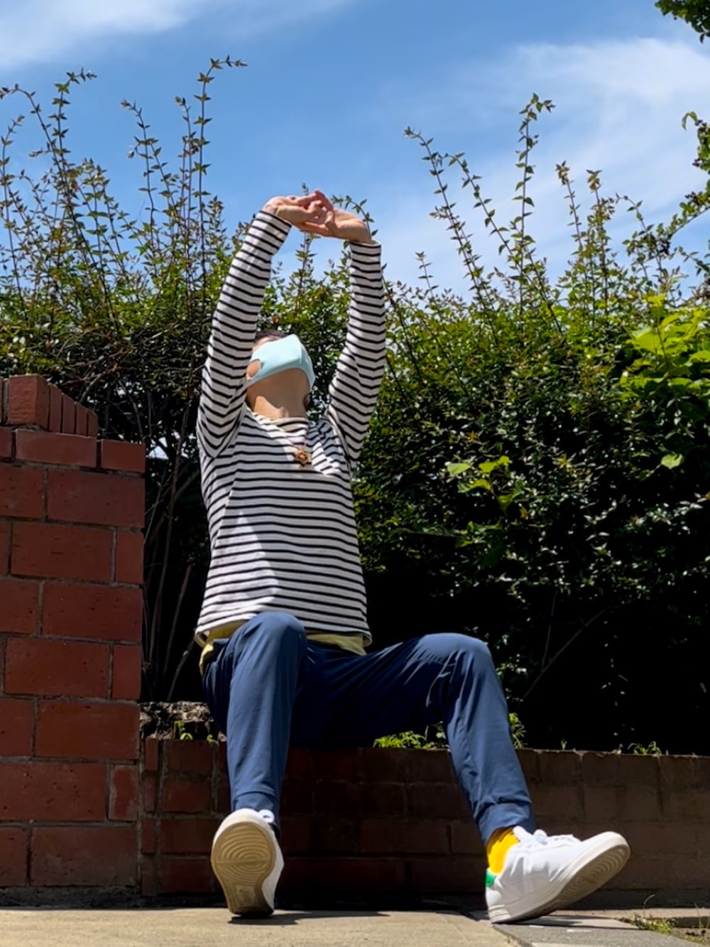 ホワイト系のスニーカー、ブルー系のその他パンツ、イエロー系のネックレスを着用したメンズの夏コーディネートの4枚目の写真