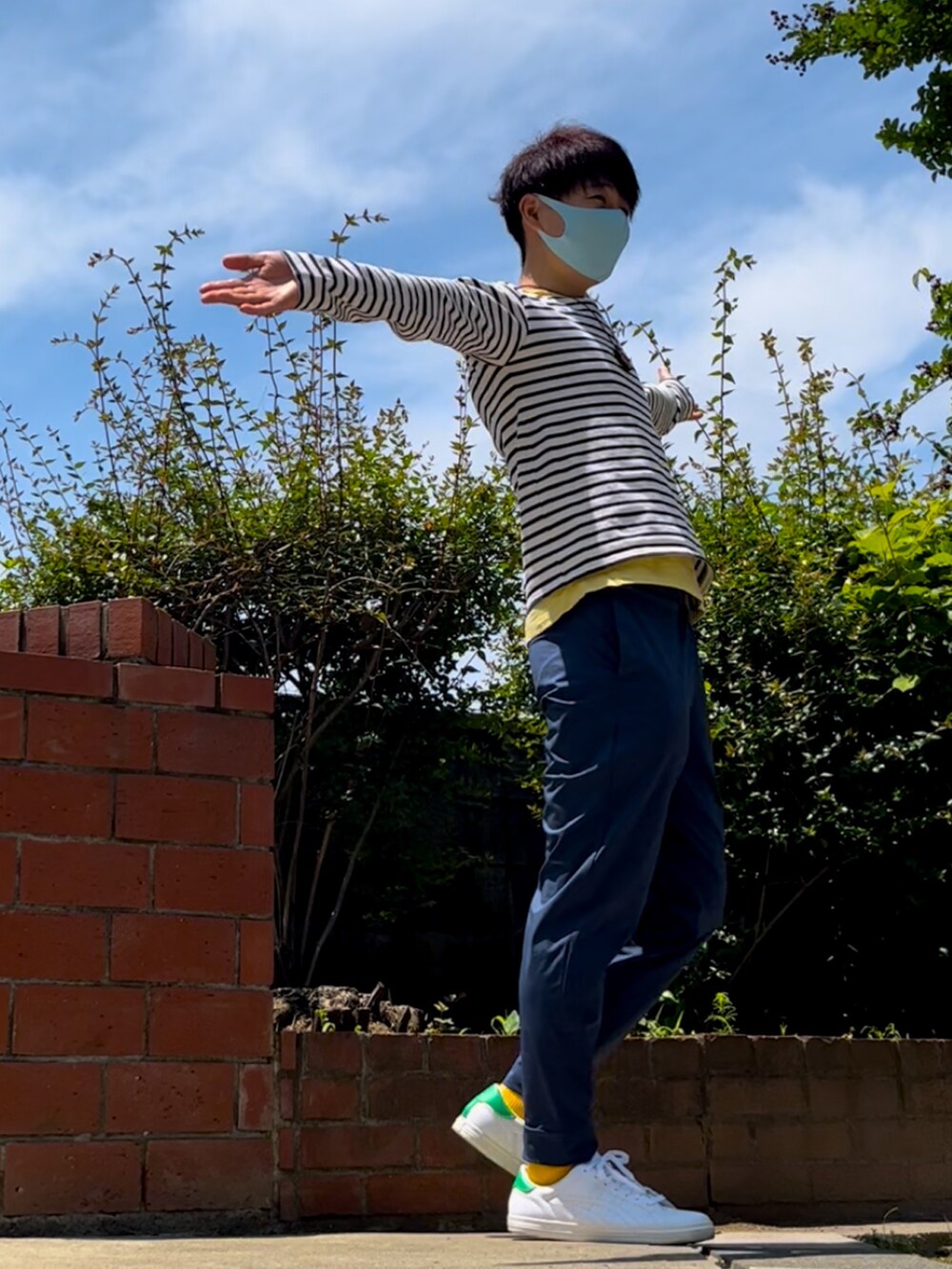 ホワイト系のスニーカー、ブルー系のその他パンツ、イエロー系のネックレスを着用したメンズの夏コーディネートの2枚目の写真