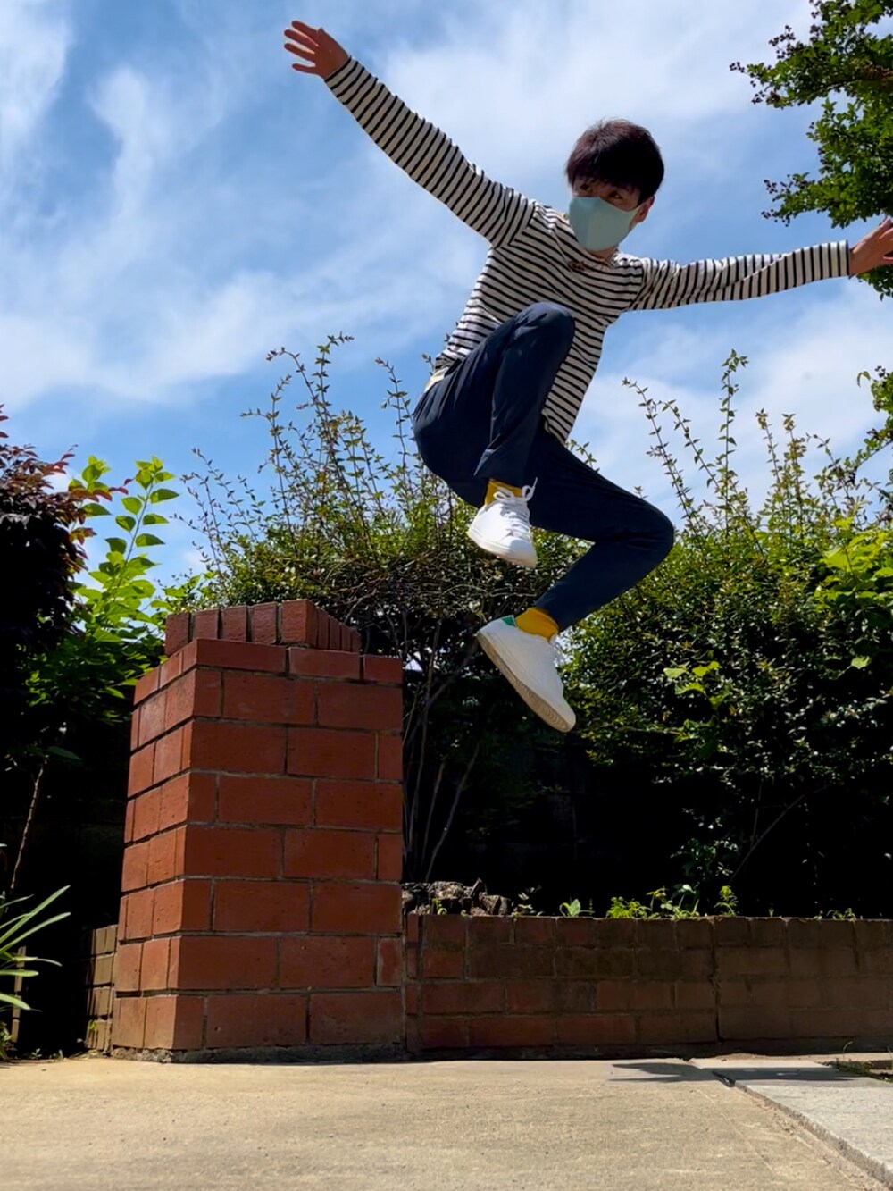 ホワイト系のスニーカー、ブルー系のその他パンツ、イエロー系のネックレスを着用したメンズの夏コーディネートの5枚目の写真