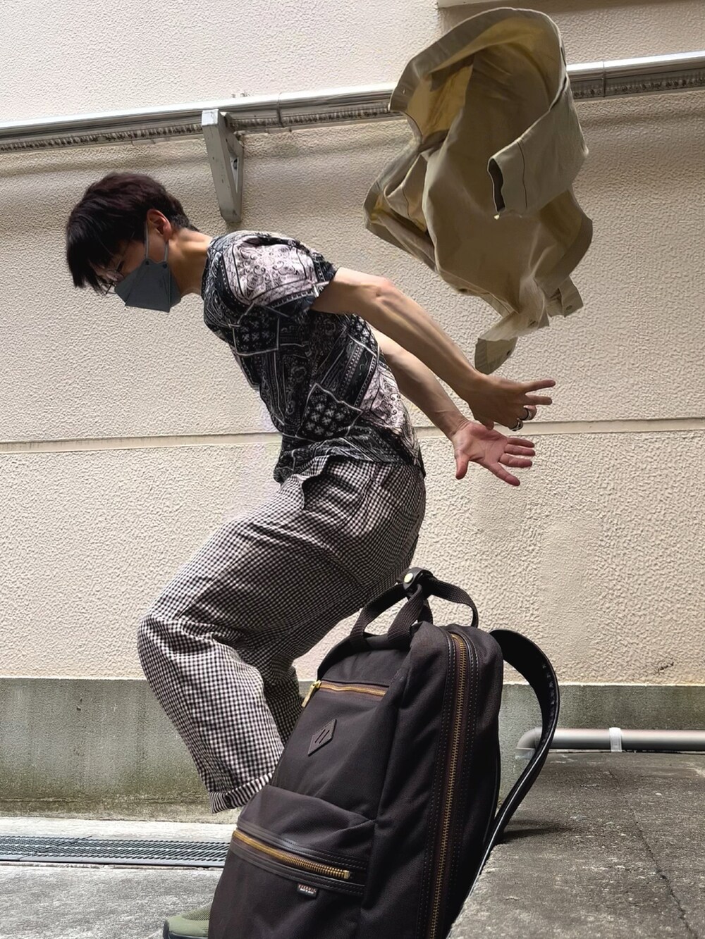 グリーン系のレインシューズ、ブラウン系のパンツ、ベージュ系のシャツ/ブラウスを着用したメンズの夏コーディネートの5枚目の写真