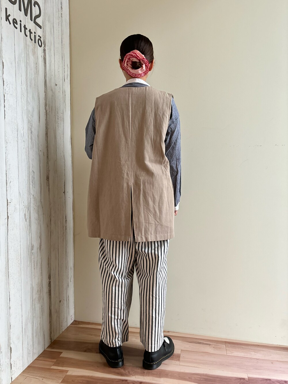 ブルー系のシャツ/ブラウス、ベージュ系のベスト、ホワイト系のその他パンツを着用したレディースの秋コーディネートの3枚目の写真