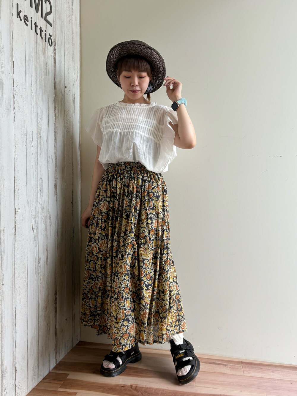 ホワイト系のシャツ/ブラウス、グレー系のスカート、ブラック系のサンダルを着用したレディースの夏コーディネートの5枚目の写真