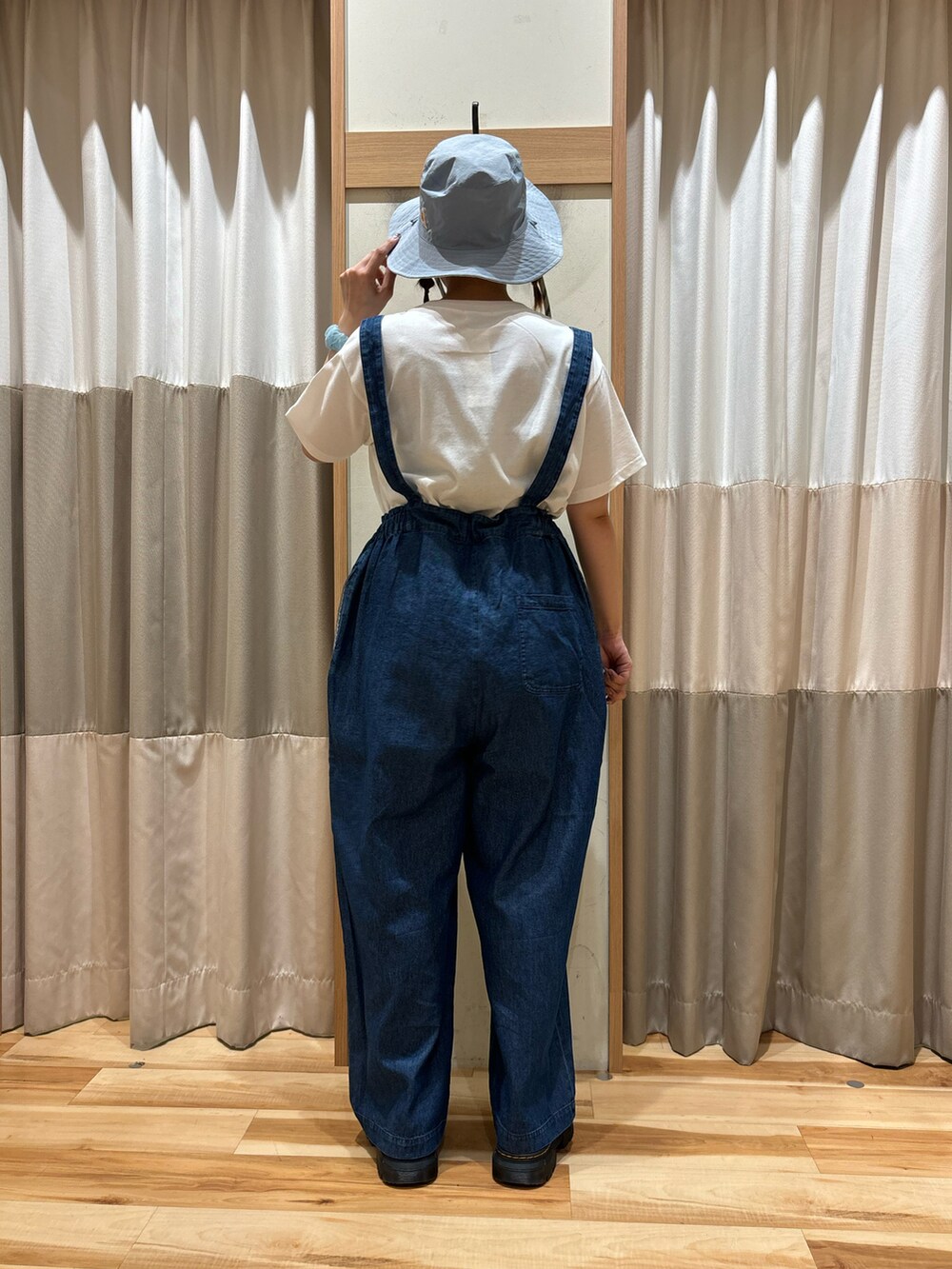 ブルー系のその他パンツ、ホワイト系のTシャツ/カットソー、ブラック系のサンダルを着用したレディースの夏コーディネートの3枚目の写真