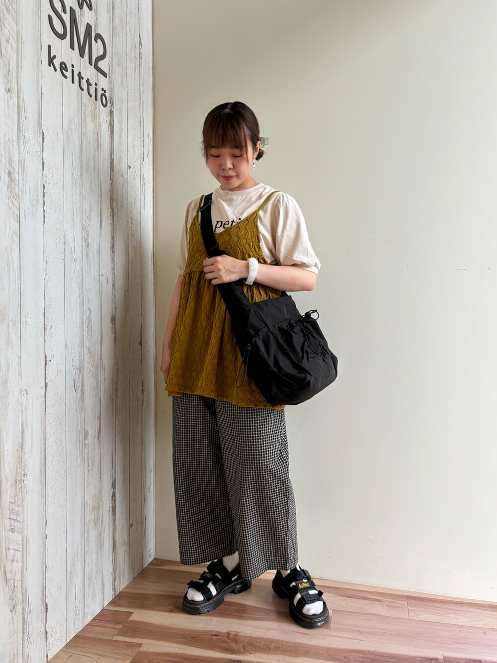 イエロー系のTシャツ/カットソー、ホワイト系のTシャツ/カットソー、ブラック系のその他パンツを着用したレディースの夏コーディネートの2枚目の写真