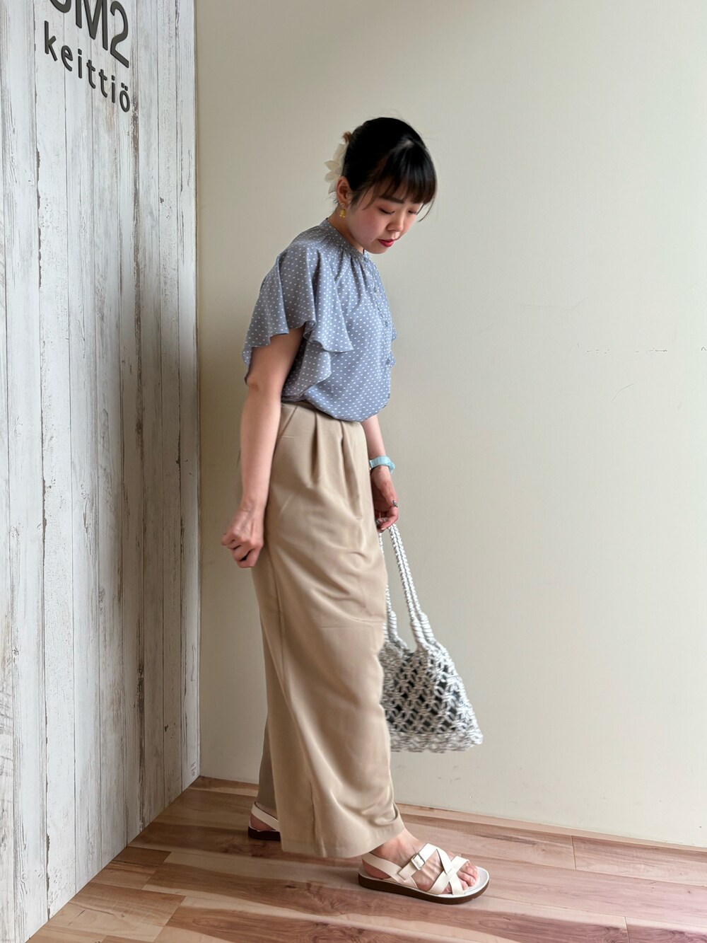 ブルー系のシャツ/ブラウス、グレー系のその他パンツ、ホワイト系のハンドバッグを着用したレディースの春コーディネートの4枚目の写真