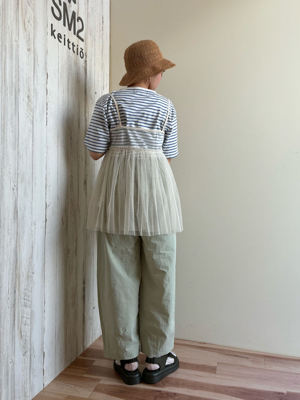 ブルー系のTシャツ/カットソー、ホワイト系のシャツ/ブラウス、グリーン系のその他パンツを着用したレディースの春コーディネートの3枚目の写真