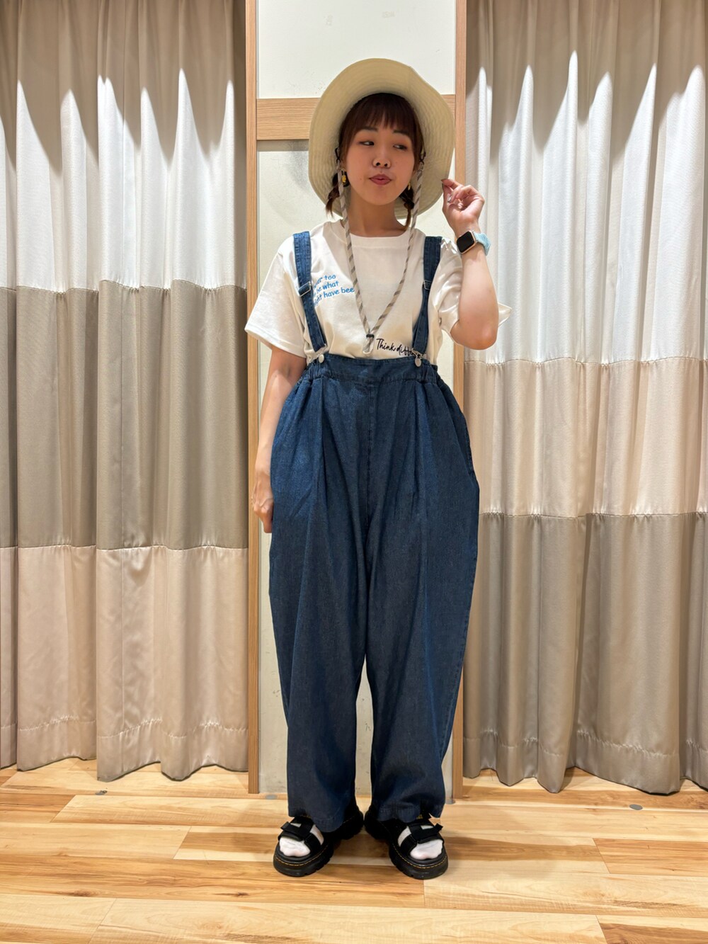 ブルー系のその他パンツ、ホワイト系のTシャツ/カットソー、ブラック系のサンダルを着用したレディースの夏コーディネートの5枚目の写真