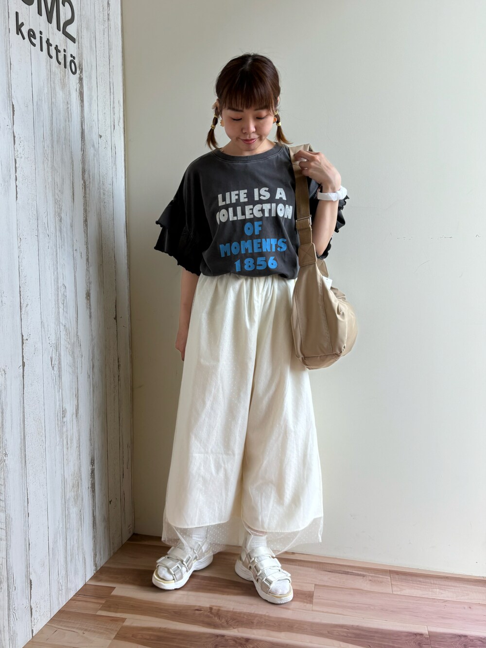 グレー系のTシャツ/カットソー、ブラック系のその他パンツ、ベージュ系のハンドバッグを着用したレディースの夏コーディネートの5枚目の写真