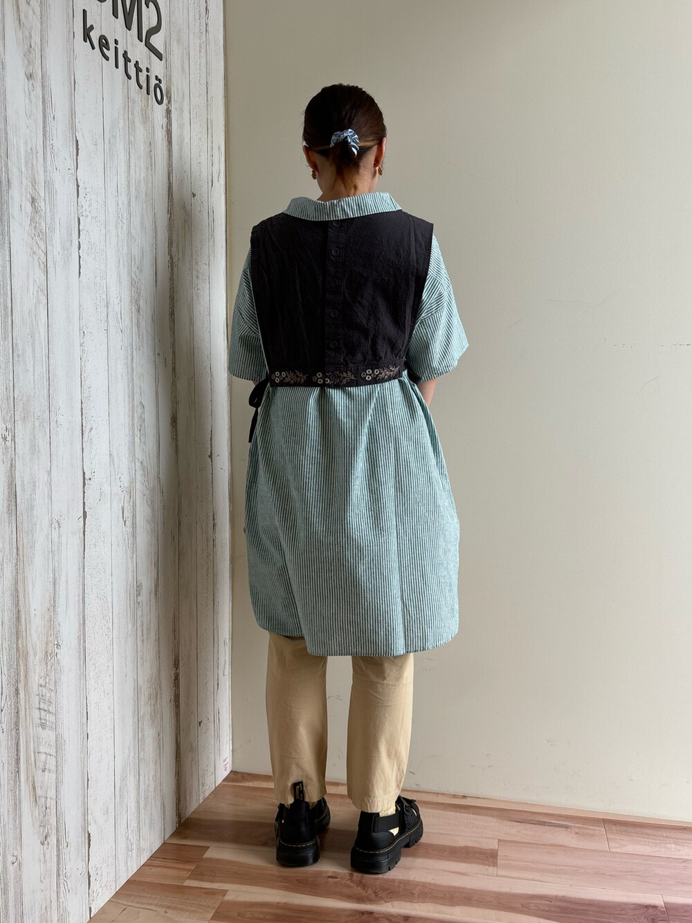 ブラック系のサンダル、グリーン系のチュニック、ベージュ系のその他パンツを着用したレディースの夏コーディネートの3枚目の写真