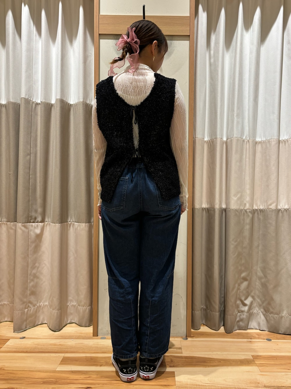 ホワイト系のTシャツ/カットソー、ブラック系のニット/セーター、ブルー系のその他パンツを着用したレディースの秋コーディネートの5枚目の写真