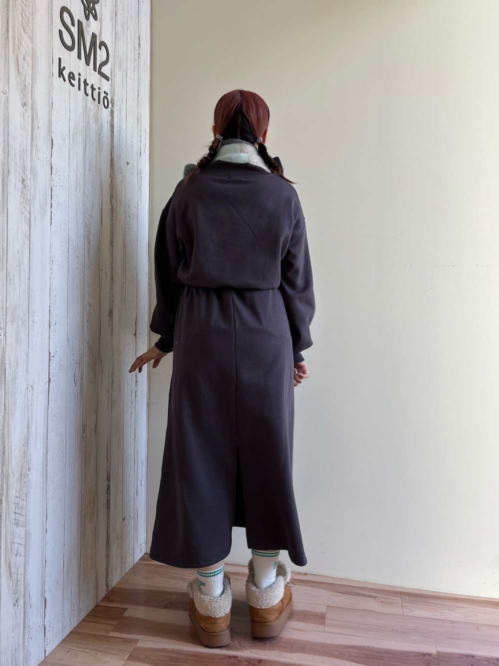 グレー系のワンピース、グリーン系のストール/ショールを着用したレディースの冬コーディネートの2枚目の写真