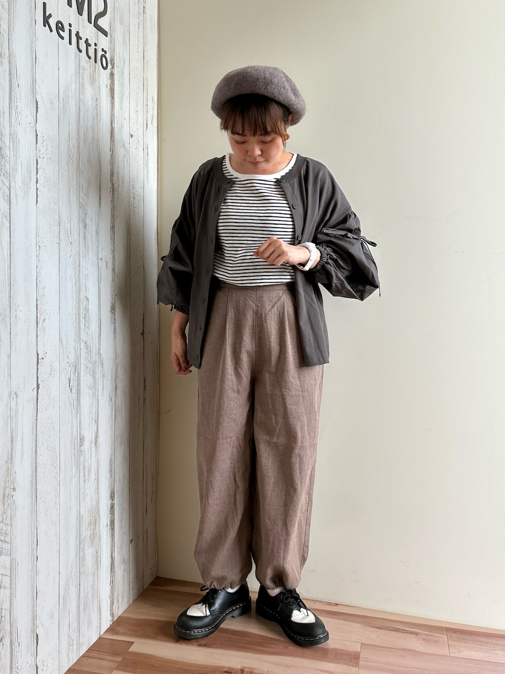 ホワイト系のTシャツ/カットソー、ブラック系のTシャツ/カットソー、ベージュ系のその他パンツを着用したレディースの秋コーディネートの5枚目の写真