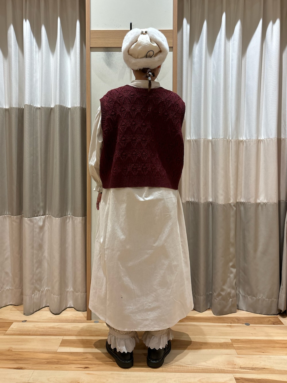 ホワイト系のワンピース、ベージュ系のその他パンツ、レッド系のベストを着用したレディースの秋コーディネートの3枚目の写真