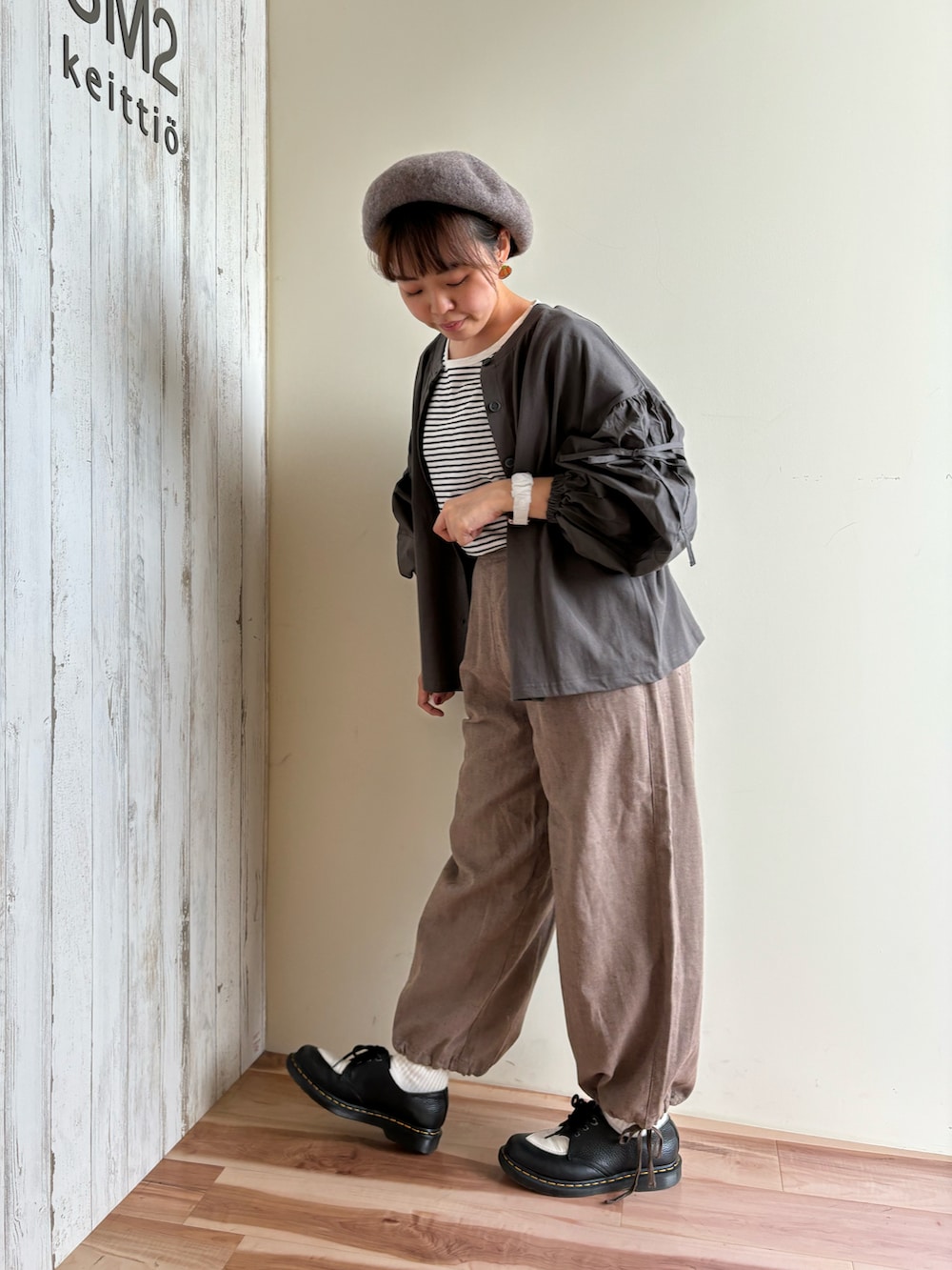 ホワイト系のTシャツ/カットソー、ブラック系のTシャツ/カットソー、ベージュ系のその他パンツを着用したレディースの秋コーディネートの2枚目の写真