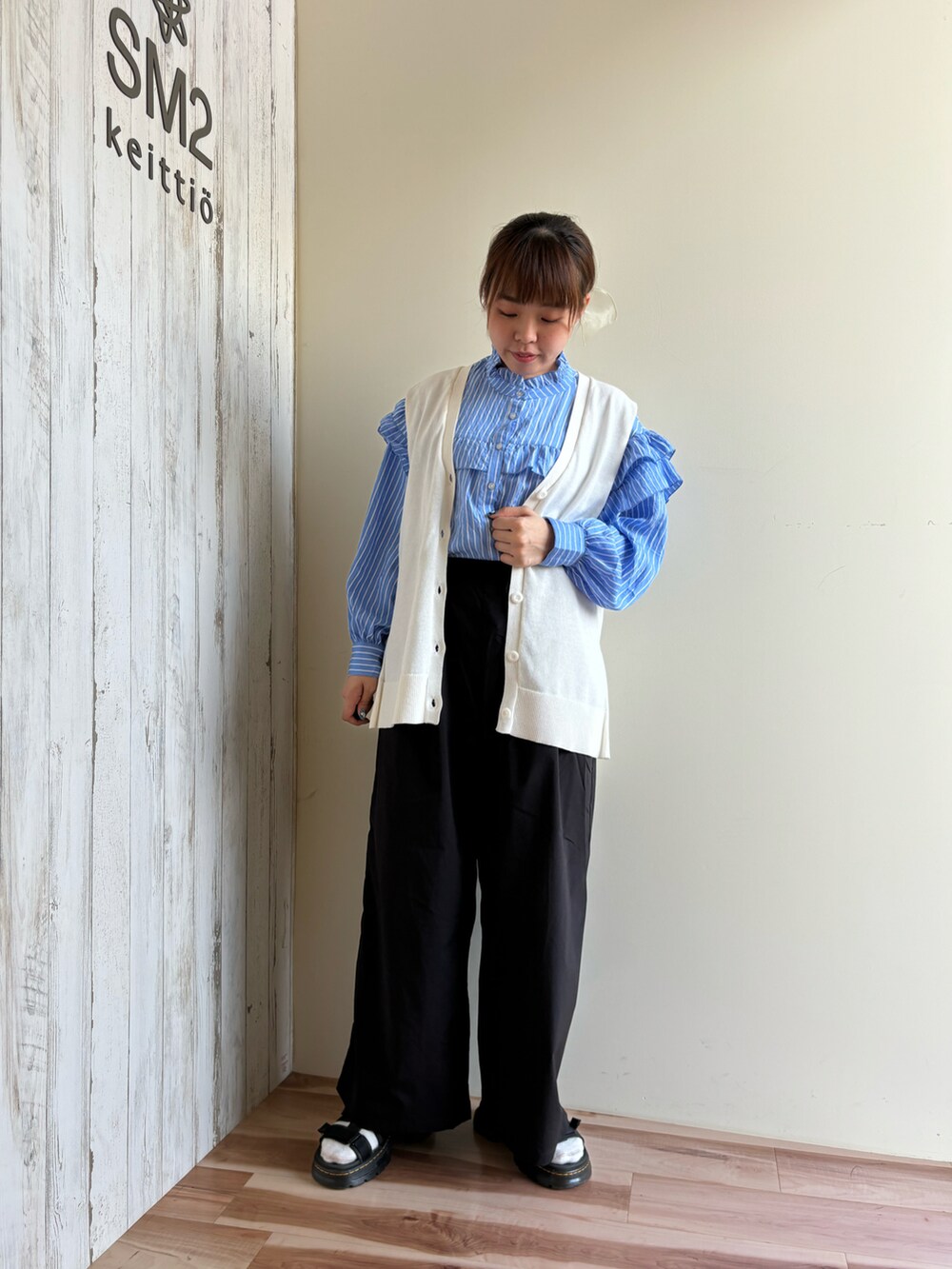 ブルー系のシャツ/ブラウス、ブラック系のその他パンツ、ホワイト系のニット/セーターを着用したレディースの夏コーディネートの4枚目の写真