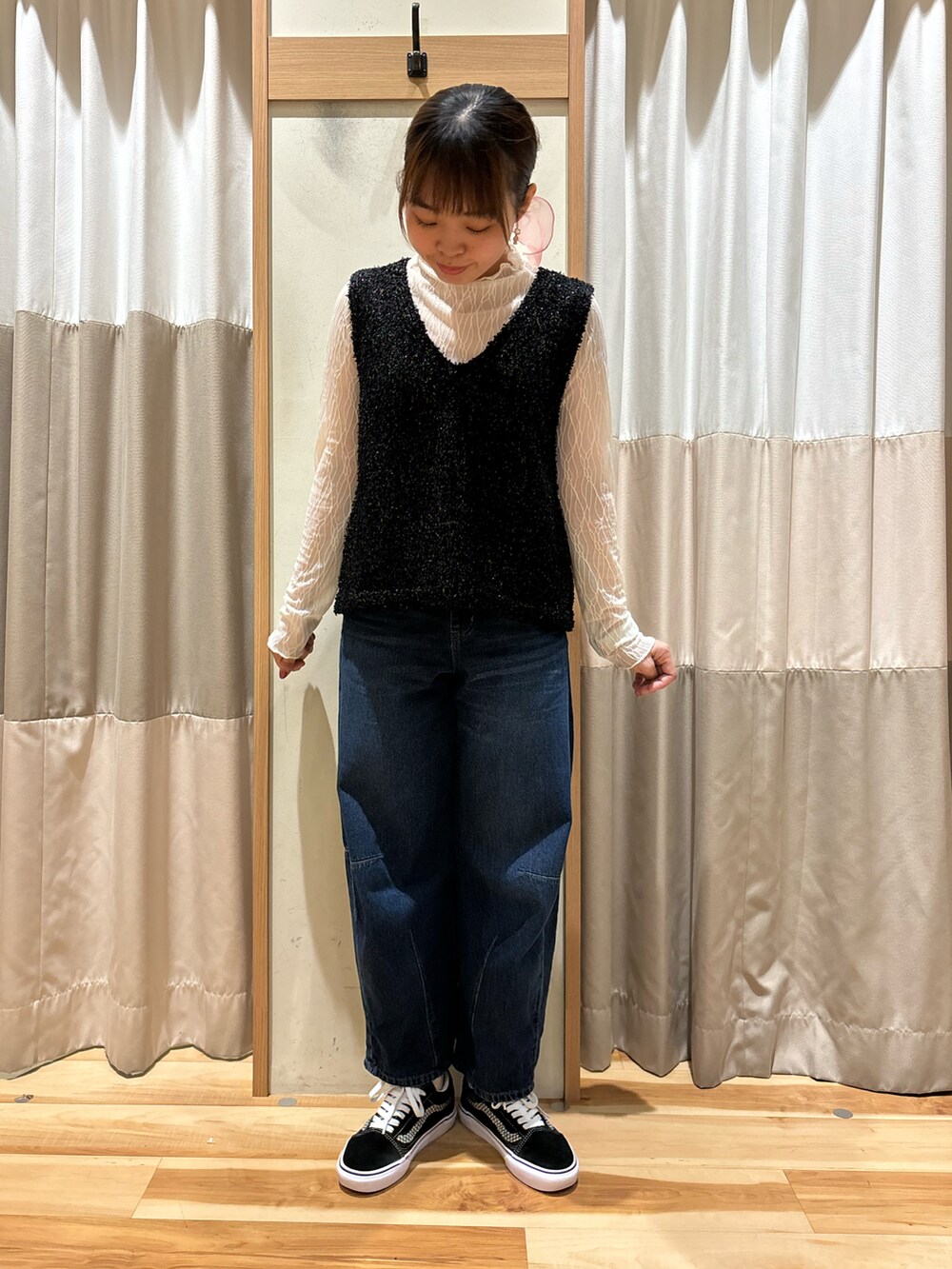 ホワイト系のTシャツ/カットソー、ブラック系のニット/セーター、ブルー系のその他パンツを着用したレディースの秋コーディネートの4枚目の写真