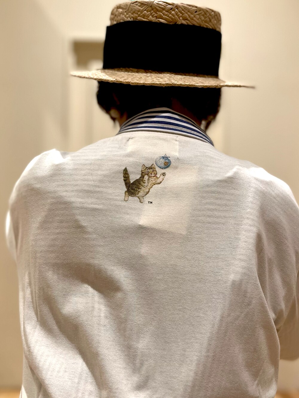 ブルー系のシャツ/ブラウス、ベージュ系のその他パンツ、ブラック系のスニーカーを着用したレディースの春コーディネートの2枚目の写真