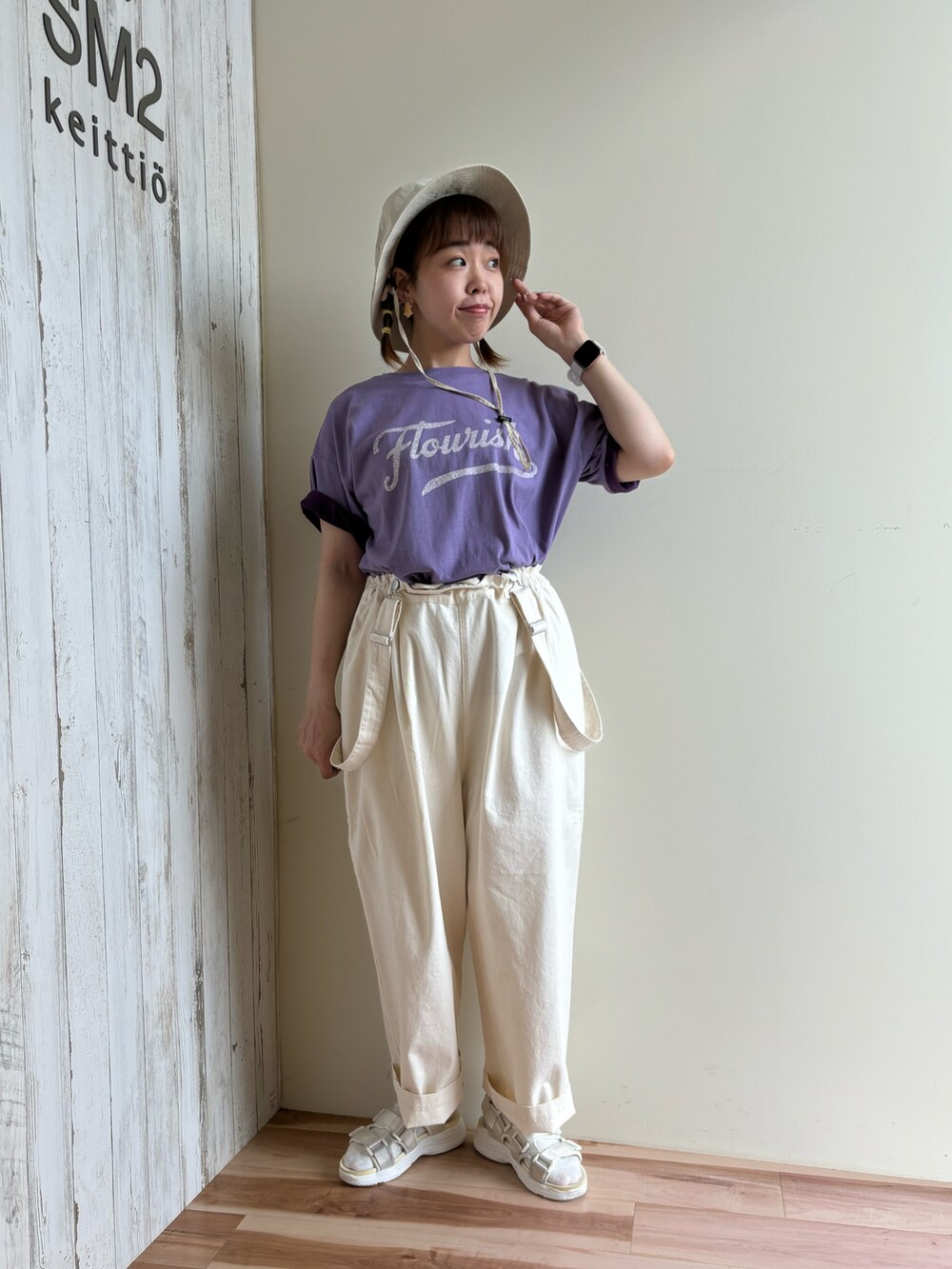 ホワイト系のその他パンツ、パープル系のTシャツ/カットソー、ブルー系のハットを着用したレディースの夏コーディネートの5枚目の写真