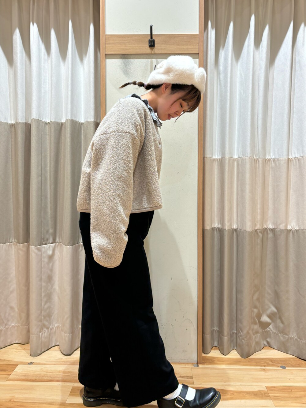 ブラック系のサロペット/オーバーオール、ベージュ系のブルゾン、ブルー系のシャツ/ブラウスを着用したレディースの秋コーディネートの3枚目の写真