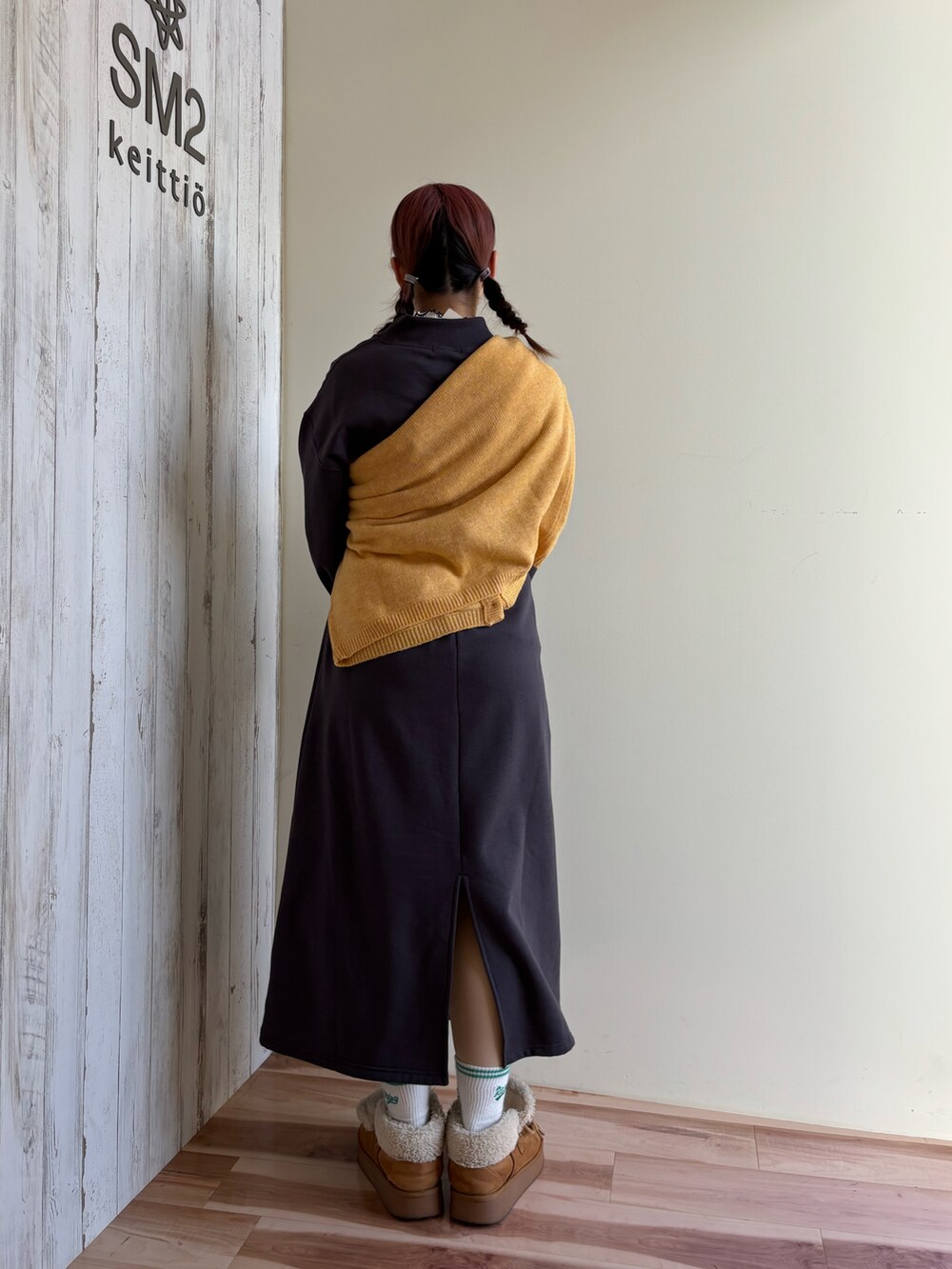 グレー系のワンピース、ブラウン系のカーディガン/ボレロを着用したレディースの冬コーディネートの3枚目の写真
