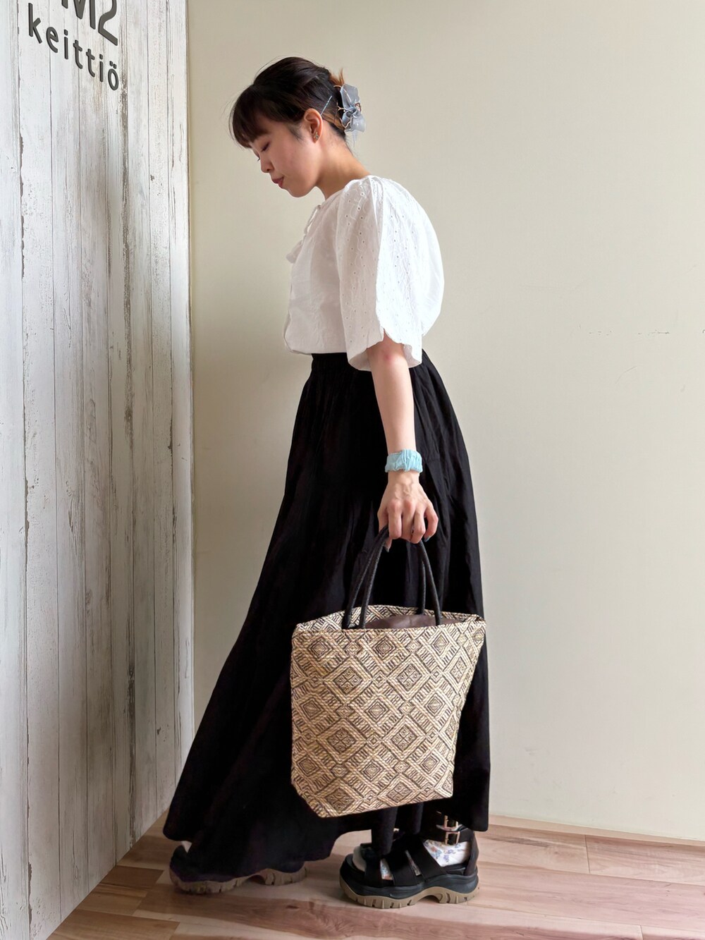 ホワイト系のシャツ/ブラウス、ブラック系のスカート、ブラック系のハンドバッグを着用したレディースの春コーディネートの4枚目の写真