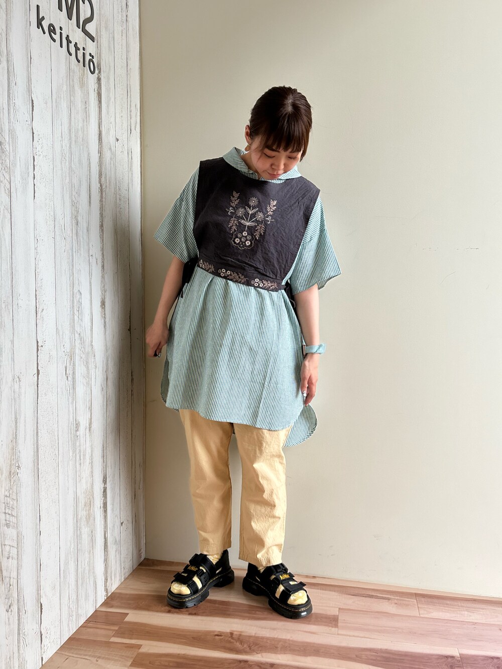 ブラック系のサンダル、グリーン系のチュニック、ベージュ系のその他パンツを着用したレディースの夏コーディネートの5枚目の写真