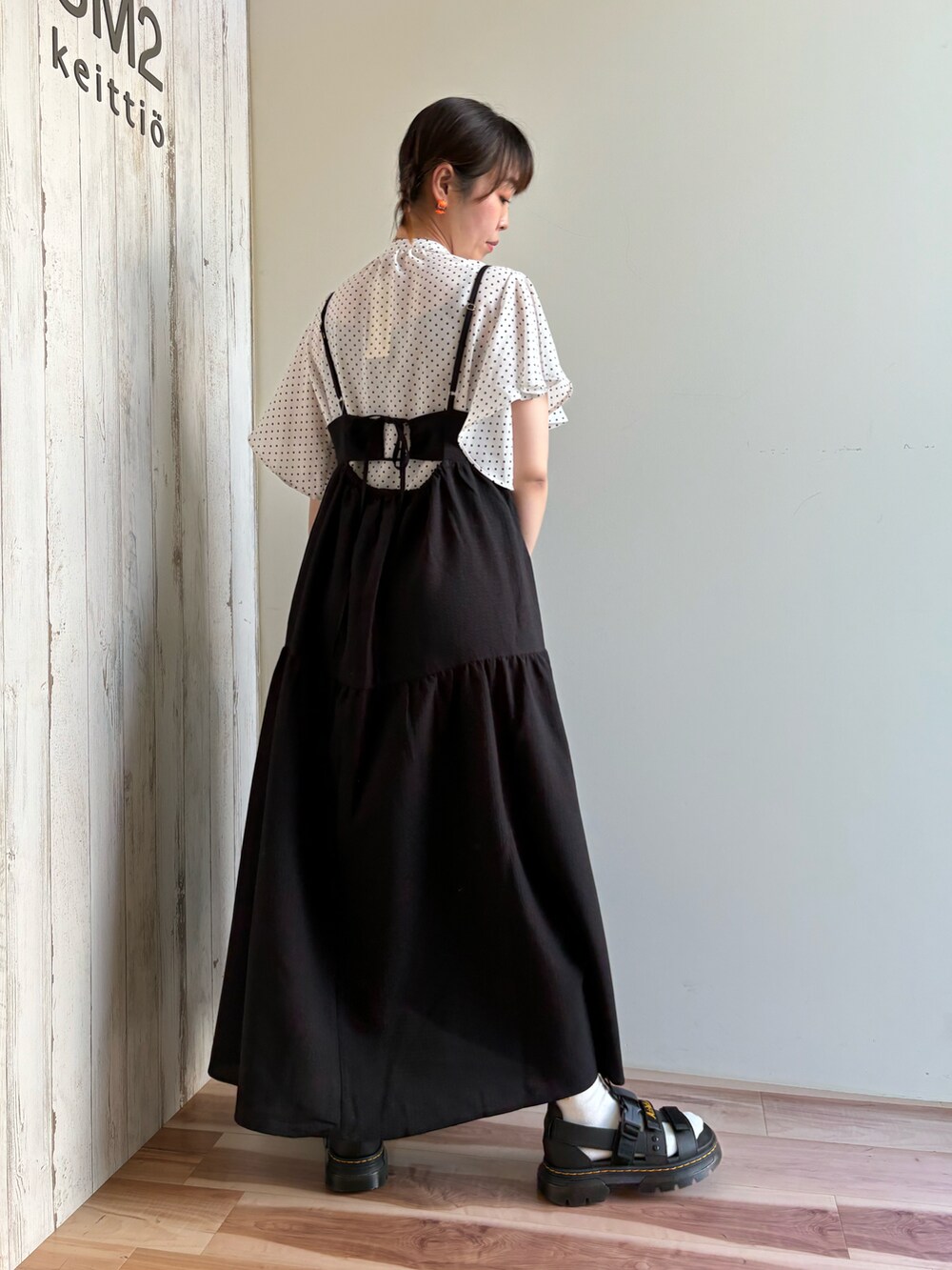 ホワイト系のシャツ/ブラウス、ブラック系のワンピース、パープル系のハンドバッグを着用したレディースの夏コーディネートの5枚目の写真
