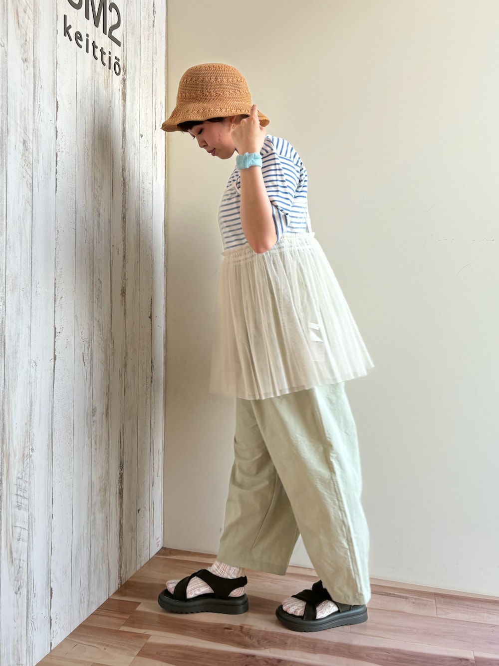 ブルー系のTシャツ/カットソー、ホワイト系のシャツ/ブラウス、グリーン系のその他パンツを着用したレディースの春コーディネートの4枚目の写真