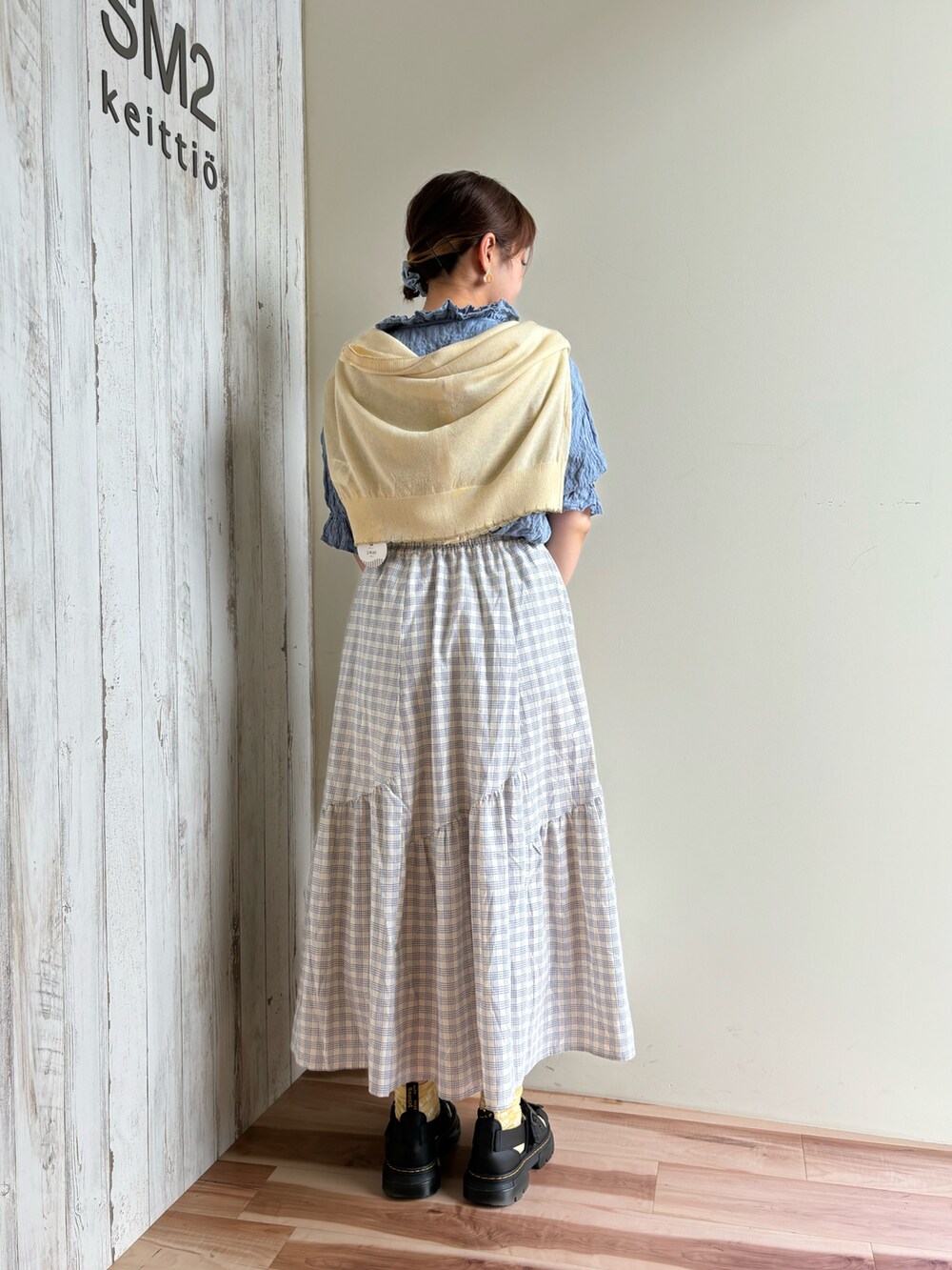 ブルー系のシャツ/ブラウス、ブルー系のスカート、ブラック系のサンダルを着用したレディースの夏コーディネートの3枚目の写真