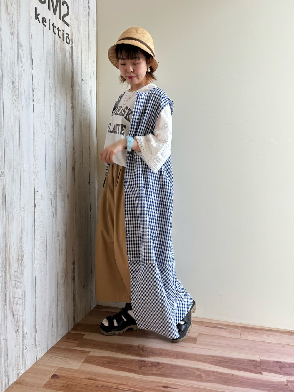 ホワイト系のTシャツ/カットソー、ブルー系のワンピース/ドレス、ベージュ系のその他パンツを着用したレディースの春コーディネートの2枚目の写真