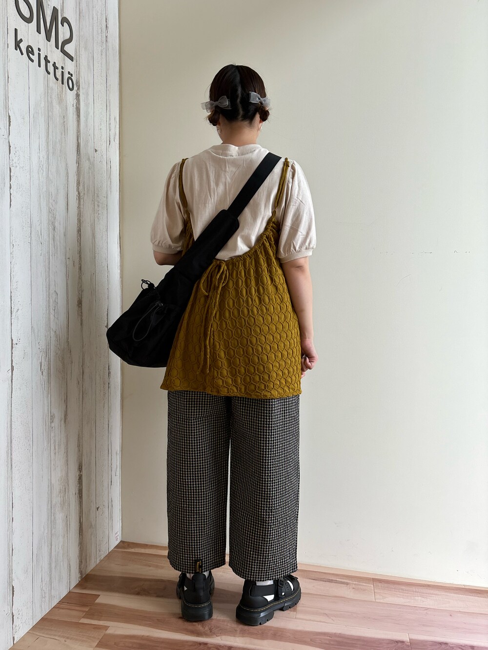 イエロー系のTシャツ/カットソー、ホワイト系のTシャツ/カットソー、ブラック系のその他パンツを着用したレディースの夏コーディネートの4枚目の写真