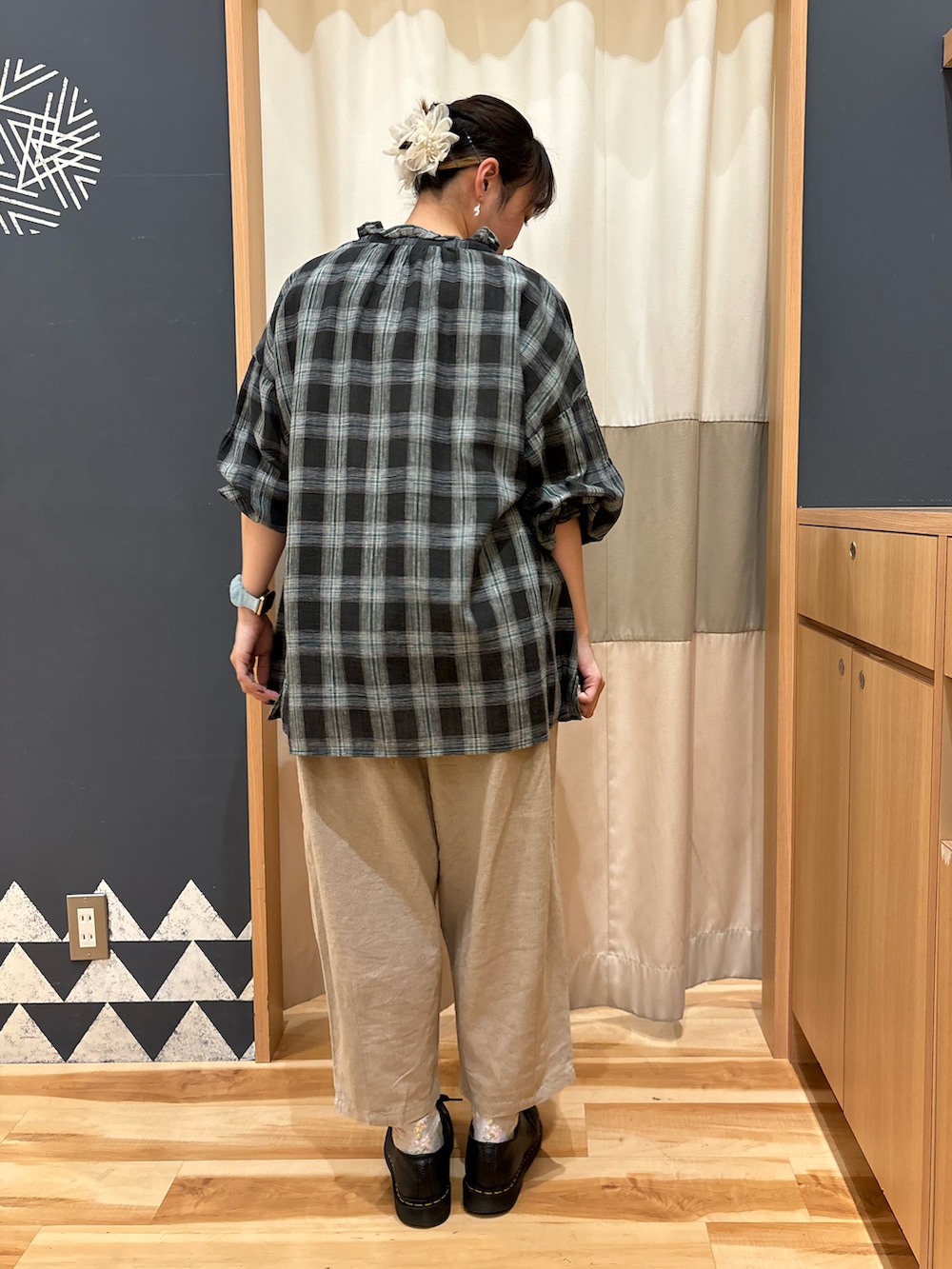 ホワイト系のTシャツ/カットソー、ベージュ系のその他パンツ、ブラック系のシューズを着用したレディースの春コーディネートの3枚目の写真