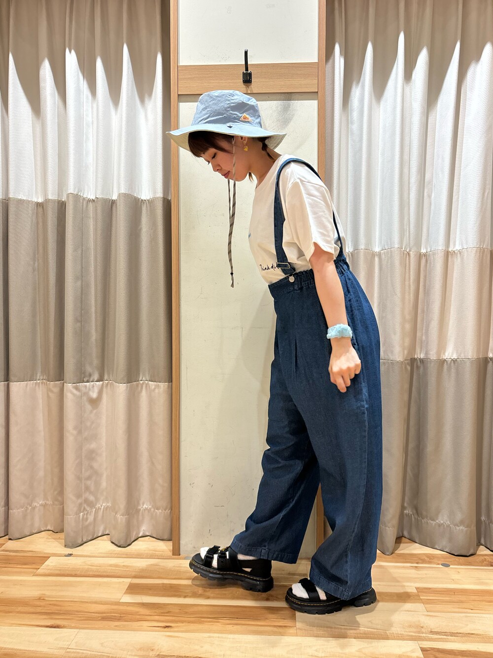 ブルー系のその他パンツ、ホワイト系のTシャツ/カットソー、ブラック系のサンダルを着用したレディースの夏コーディネートの4枚目の写真