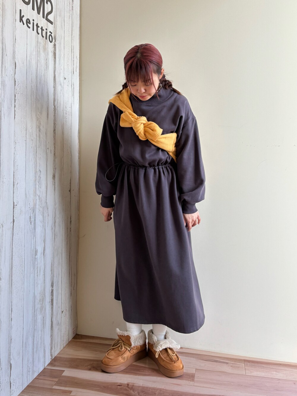 グレー系のワンピース、ブラウン系のカーディガン/ボレロを着用したレディースの冬コーディネートの4枚目の写真