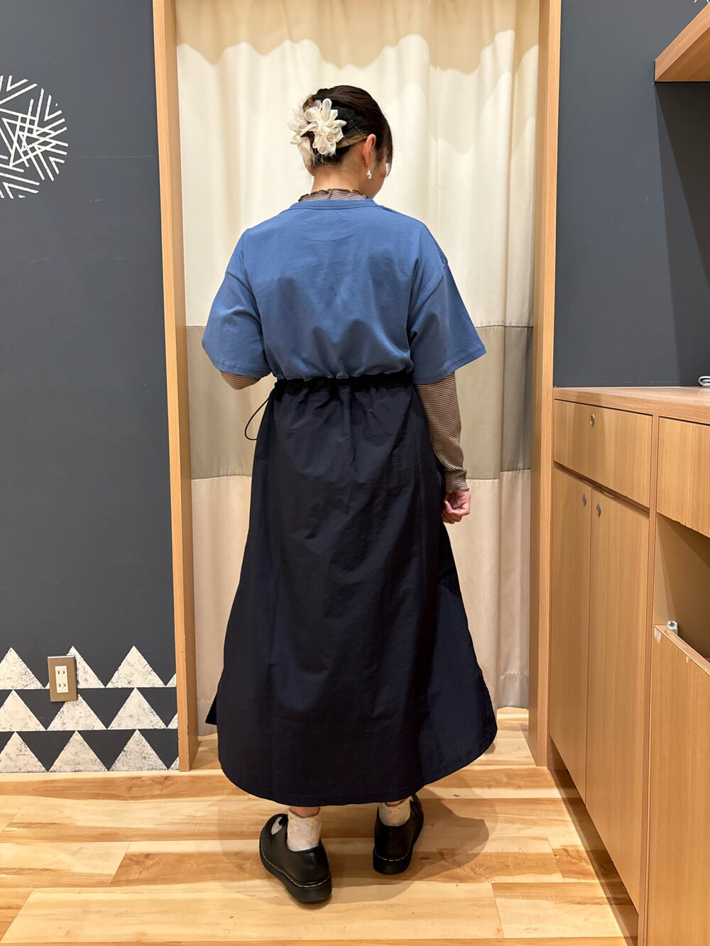 ブラウン系のTシャツ/カットソー、ブルー系のワンピース/ドレス、ブラック系のシューズを着用したレディースの春コーディネートの3枚目の写真