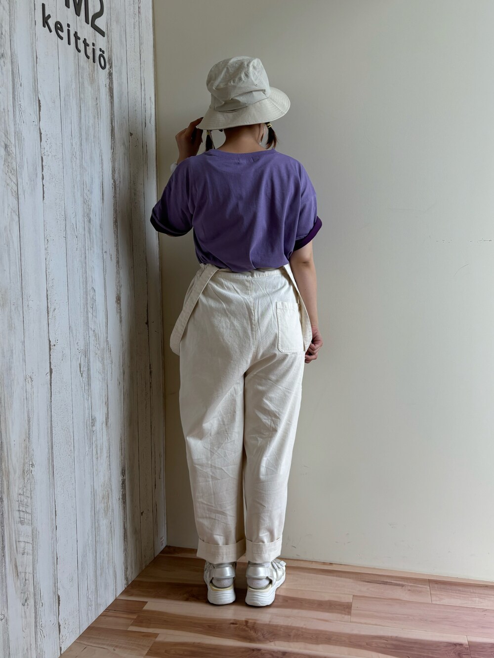 ホワイト系のその他パンツ、パープル系のTシャツ/カットソー、ブルー系のハットを着用したレディースの夏コーディネートの4枚目の写真